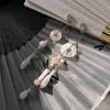 Aretes con diseño original Rosa Neblina estilo chino nuevo clip para oreja piedra natural calcedonia hebilla de seguridad gota de agua largos asimétricos