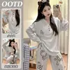 Novos pijamas canelados de seda gelo 2026 com sutiã embutido, manga curta e calça longa feminina, novo design de gato de desenho animado, roupa de casa casual