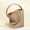 Bolsa de Couro Tipo Balde Casual de Couro Bovino Togo de Camada Superior Estilo Japonês e Coreano Bolsa de Ombro de Couro de Grande Capacidade Casual