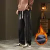 Venta al por mayor transfronteriza de jeans para hombre, pantalones casuales de pierna recta holgada estilo americano de pierna ancha con forro polar y cintura elástica para invierno