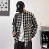Camisa xadrez retrô americana de manga comprida para homens, design de outono, estilo nicho com bolsos, visual desgastado, corte solto, camisa estilosa e legal
