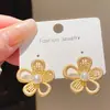 Elegantes Pendientes de Flor de Metal 3D de Alta Gama para Mujer Modernos de Alta Gama con Atmósfera Pendientes de Botón Diseño de Nicho Joyería para Orejas de Lujo Ligero