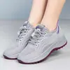 Zapatos deportivos casuales de primavera para mujeres mayores, zapatos ligeros para viajar, zapatos de malla transpirable para padres, zapatos para caminar para personas de mediana edad y mayores