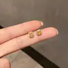 Nuevos pendientes cuadrados sencillos de circón con diamantes para mujer, pendientes pequeños exquisitos, Joker, joyería para orejas de lujo ligero de alta gama, venta al por mayor
