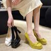 Sapatos de Couro Brilhante da Moda com Salto Baixo Tendência para Mulheres Baixas Nova Coleção Primavera e Outono 2025 Sapatos Pequenos de Couro com Salto Bloco Aumento de Altura Salto Alto