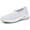 Zapatos casuales transfronterizos de talla grande para mujer, diseño de malla transpirable, estilo slip-on, ligeros, cómodos para madres, suela suave, planos versátiles