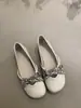 Sapatos femininos Chuyuji estilo francês com tiras cruzadas florais para primavera e outono, sapatos baixos tipo vovó de sola macia, mocassins e sapatos de barco