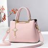 Bolsos para Mujer 2025 Nueva Moda Europea y Americana Bolsos de Mano para Mujer de Gran Capacidad Exportación Bolso Bandolera de Hombro con Bola de Pelo Dropshipping