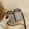 Tendencia de Moda 2026 Diseño Rayado Bolso Pequeño Cuadrado Tejido de Paja de un Solo Hombro Elegante Bolso Tejido de Gran Capacidad para Viajes Diarios para Mujeres