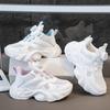 Zapatos blancos para niños, zapatillas de deporte para niños y niñas, estilo nuevo de verano, zapatos de malla transpirables de una sola pieza, suela suave para todo tipo de partidos, zapatos de papá de tamaño mediano