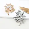 Nuevo Broche de Perlas de Tres Hojas Retro Transfronterizo con un Toque de Alta Gama, Aleación Incrustada con Diamantes, Broche Accesorio