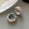 Brincos Europeus e Americanos com Padrão de Diamante Martelado para Mulheres 2026 Novo Estilo Popular Brincos de Argola de Alta Qualidade Design de Nicho de Luxo Leve Presilhas de Orelha