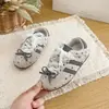 Novedad Otoño 2026 Zapatillas a la Moda con Lazo para Niñas, Estilo Coreano Princesa Suela Suave Zapatos de Entrenamiento Alemanes, Venta al por Mayor de Zapatos para Niños