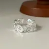 Anillo Minimalista de Moda Estilo Coreano con Diseño Único, Anillo Pequeño de Flor Vintage para Mujer, Versátil de Lujo Ligero Nuevo Accesorio de Mano al por Mayor