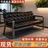 Conjunto simples de sofá e mesa de centro para escritório comercial, apresentando um design espesso e durável, adequado para áreas de recepção, salas de reunião e áreas de espera, com um sofá de couro de três lugares e estrutura de aço