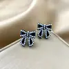 Pendientes de Aguja Plateada con un Toque de Lujo Ligero, Tachuelas Pequeñas de Perla, Geométricos Retro Ojo de Gato Flor Lazo Pendientes Suaves de Perla