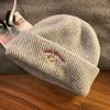 Bonito filhote de cachorro bordado chapéu de malha feminino inverno estilo coreano grande cabeça chapéu de lã mostrando rosto pequeno quente baotou chapéu frio