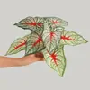 Plantas verdes artificiales, follaje colorido y muros de plantas ornamentales para paisajismo. Macetas y jardineras de exterior para decoración, con hojas artificiales de monstera para un paisaje verde