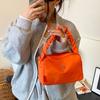 Bolsa Transversal de Ombro Único Versátil Nova Moda 2025 para Mulheres com Design de Nicho de Alto Padrão Bolsa de Mão Pequena Quadrada para o Dia a Dia
