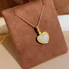 Colar Pingente Coração com Padrão Martelo Europeu e Americano de Luxo Leve Incrustado com Diamantes Exquisito Super Brilhante Elegante Elegante Moderno Colar em Forma de Coração