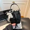 Bolsa pequena de comércio exterior transfronteiriça para mulheres 2025 nova bolsa de ombro transversal versátil casual versão coreana moda ins bolsa balde