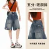 Shorts jeans largos rasgados com lavagem retrô americano 2026 para mulheres, novo estilo de verão, calças retas soltas e que afinam