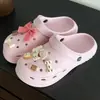 Novos Sapatos com Furos Verão Praia Frescos Flores para Sapato DIY Uso Externo Sola Grossa Modernos Antiderrapantes Respiráveis Secagem Rápida Sandálias que Aumentam a Altura
