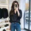 Elegante Camisa Negra de Manga Larga con Cuello en V Estilo Commute para Mujer Otoño 2026 Nuevo Top Sencillo Holgado Adelgazante