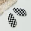 Cuadrícula de tablero de ajedrez blanco y negro lunares irregulares patrón de leche acrílico accesorios diy pendientes pasador colgante material al por mayor