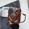 Nova Bolsa Quadrada Pequena de Ombro Único para a Primavera de 2024 com uma Bolsa Transversal para Celular de Estilo Étnico de Alta Qualidade para Mulheres, Moderna e Versátil