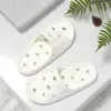 26 Novas Chinelos de Banheiro à Prova de Vazamento de Verão Chuveiro Secagem Rápida Design Vazado Chinelos Frescos Casa Antiderrapante Leve Respirável Sapatos de Urso