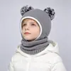 Gorro de punto liso para niños de otoño e invierno, lindo gorro de una pieza tejido para bebé con protección para las orejas, unisex con dos pompoms