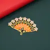 Ventilador Dobrável Retrô Pérola Esmaltada Vermelho Peça de Flor em Forma de Leque Acessórios de Liga Antigo Casamento Vermelho Enfeite Pingente Decoração de Envelope Vermelho Atacado