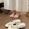 Pantuflas oscuras, frescas y atrevidas de estilo urbano, una opción de calzado misteriosa y moderna para mujeres en 2024, un artículo de moda popular y de alta gama que combina con todo