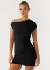 2026 Moda Feminina Europeia e Americana Transfronteiriça de Alta Qualidade Vestido Curto Justo ao Corpo Slim Fit Versátil Plissado Sem Ombro Sem Manga