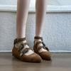 Sapatos Mary Jane de Couro com Fivela e Tachas Apontadas da Moda para Mulheres 2025 Novos Flats Versáteis Retrô com Aumento Interno de Altura