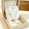 Nuevo producto transfronterizo: Cadena de clavícula elegante y versátil de lujo ligero con incrustaciones de microdiamantes, collar de acero de titanio, accesorio de joyería que no se decolora