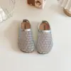 Pantuflas de malla estilo francés con punta cerrada para mujer, nuevos zapatos planos de red para el verano 2026, sandalias planas de punta redonda con diseño hueco y una sola tira.