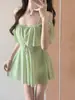 Maiô de Suspensório Peça Única para Mulheres Verão 2025 Novo Conservador Cor Sólida Renda Fora do Ombro Sexy Menina Roupa de Banho Atacado