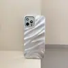 Funda Brillante de Concha Ondulada Plegada Adecuada para Teléfono Móvil Apple 18Pro 17/16 Amigable con la Piel 13/14 Brillante Pulverizada con Aceite Patrón de Agua