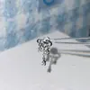 Serie Cruzada Lujo Ligero Nicho Clavos de Hueso de Oreja Pendientes Exquisitos Pendientes de Mujer Estilosos Modernos Elegantes Versátiles