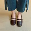 Mules Fechadas Mary Jane Estilo Retrô Francês com Salto Grosso em Couro Macio e Fecho de Velcro, Aumento Interno de Altura, Modelo Feminino Novo Verão 2026