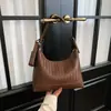 Bolso de mano coreano de nicho con un diseño tejido de lujo ligero de alta gama, bolso bandolera de un solo hombro, bolso de trabajo para mujer, nuevo bolso de axila