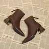 Jeans Otoño/Invierno 2026 con Botines de Mujer Botines Individuales Delgados Descubiertos Combinados con Botas de Tacón Alto Nueva Combinación con Falda de Tacón Grueso Media