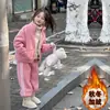 Conjunto de Ropa Gruesa de Terciopelo para Bebé Niña, Conjunto de Dos Piezas con Sudadera Rayada Estilo Deportivo de Color Contrastante, Nuevo para Otoño e Invierno para Niños Medianos y Grandes