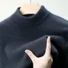 Suéter grueso anti-pilling para hombre de otoño e invierno nuevo al por mayor, color liso, cuello medio alto, camisa base cálida de punto