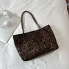Bolso de hombro retro de ante con estampado de leopardo estilo coreano para mujer, moderno y grueso, con un diseño relajado y único, un bolso tote para mujer