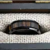 Anillo de Acero Inoxidable Texturizado Elementos de Madera Añaden un Toque de Elegancia, Sabor Único Difícil de Ocultar en la Simplicidad Discreta Madera Marrón Borde Biselado