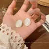 Brincos Brancos Esmaltados Estilo Hong Kong Vintage para Mulheres Simples de Nicho Geométricos Versáteis Joia de Orelha de Alto Padrão Elegante