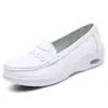 Zapatos de enfermera versátiles amortiguadores resistentes al desgaste no cansan para estar de pie mucho tiempo zapatos de trabajo médicos y de atención médica transpirables suela suave tacón de cuña otoño venta al por mayor